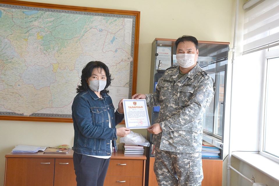 Өөрсдийн үйлдвэрлэсэн 1000 ширхэг амны хаалтыг УОК-д хүлээлгэн өглөө .